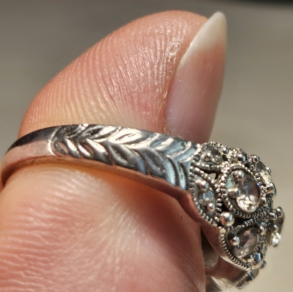 Size 8 ring - Picture 3 of 4